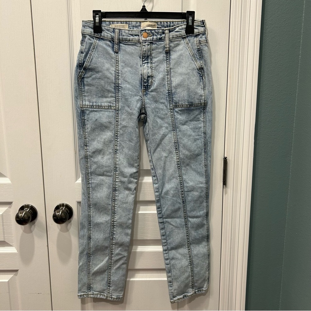 Universal Thread Women’s Light Wash Straight Leg High Rise Detail Front Jeans 4